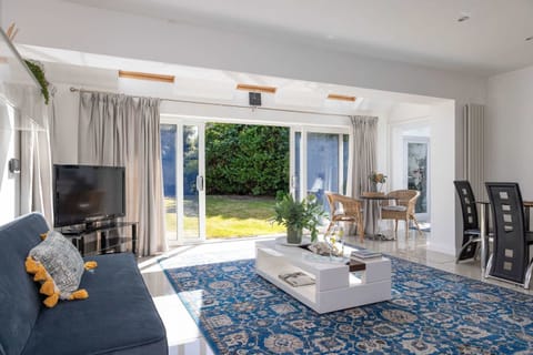 House | 5 bedrooms, high-speed internet