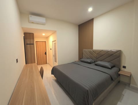 Deluxe Room, 1 King Bed | Desk, bed sheets