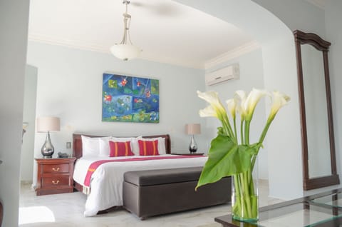 Suite | Pillowtop beds, in-room safe, soundproofing, iron/ironing board