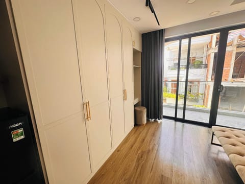 Deluxe Apartment, 1 King Bed, City View | Interior