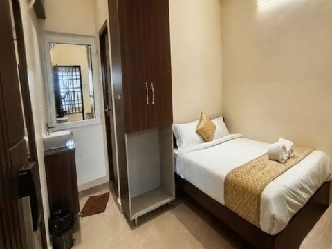 Standard Double Room | Desk, laptop workspace