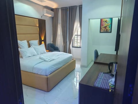 Deluxe Room, Balcony, City View | Desk, soundproofing, WiFi (free)