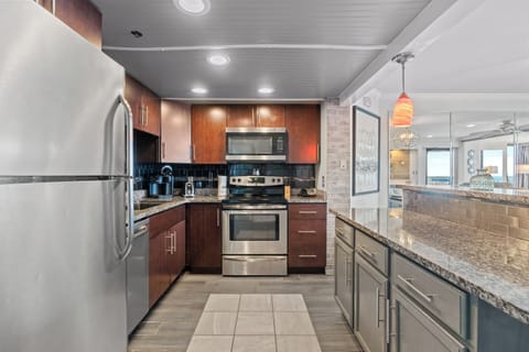 Deluxe Condo, 3 Bedrooms, Balcony, Ocean View (1501) | Private kitchen | Fridge, microwave, oven, stovetop