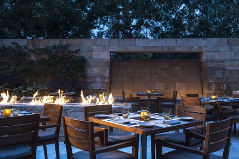 2 restaurants; breakfast, lunch, dinner, and brunch served