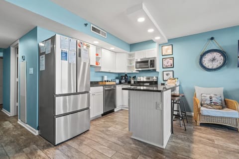 Condo, 1 Bedroom, Balcony, Ocean View (606) | Private kitchen | Full-size fridge, microwave, oven, stovetop