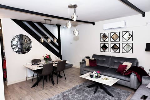 House, 3 Bedrooms, Fireplace | Living room