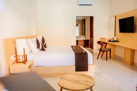 Superior Room, 1 Bedroom | Premium bedding, minibar, desk, rollaway beds
