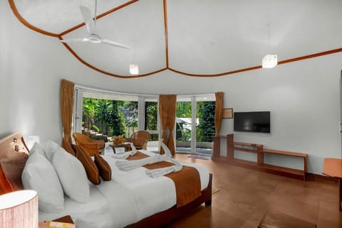 Grand Room, Balcony, Garden View | Desk, WiFi (free)