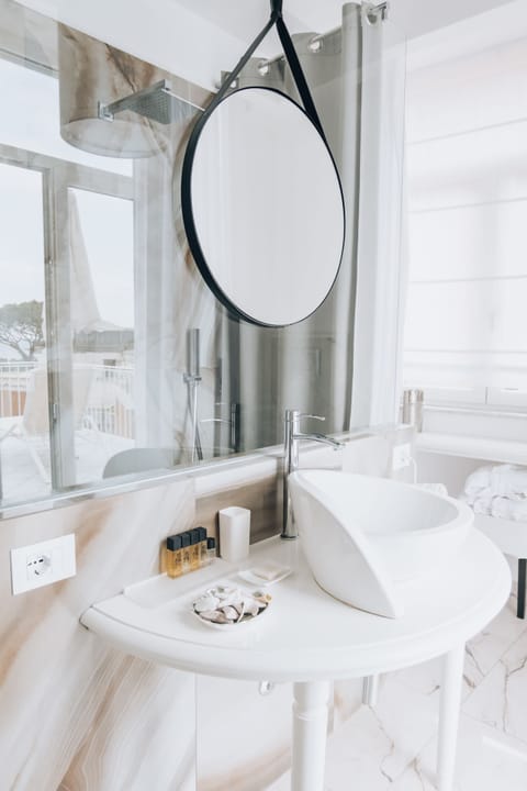 Suite free beach facilities | Bathroom | Shower, rainfall showerhead, free toiletries, slippers