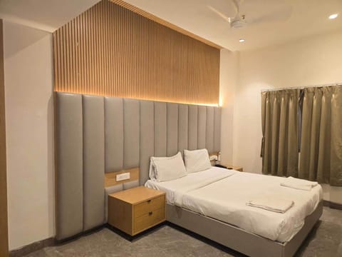 Executive Double or Twin Room | Desk, laptop workspace, WiFi (free)