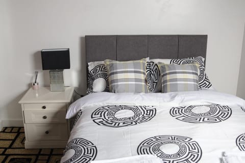 3 bedrooms, iron/ironing board, WiFi (free), bed sheets