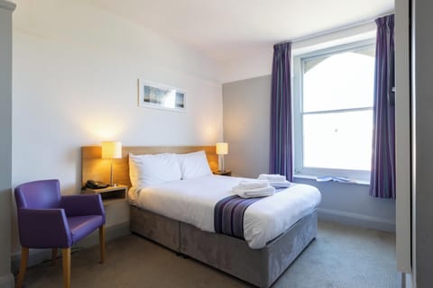 Iron/ironing board, bed sheets