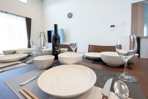 Basic House, 2 Bedrooms, City View | Dining