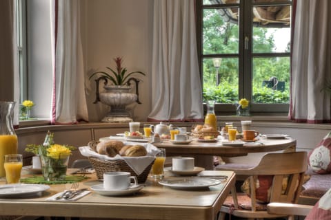 Daily buffet breakfast for a fee