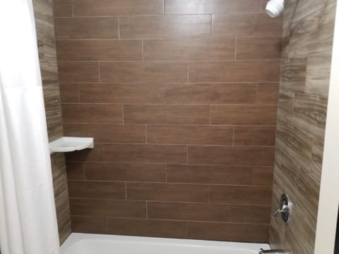Combined shower/tub, free toiletries, hair dryer, towels