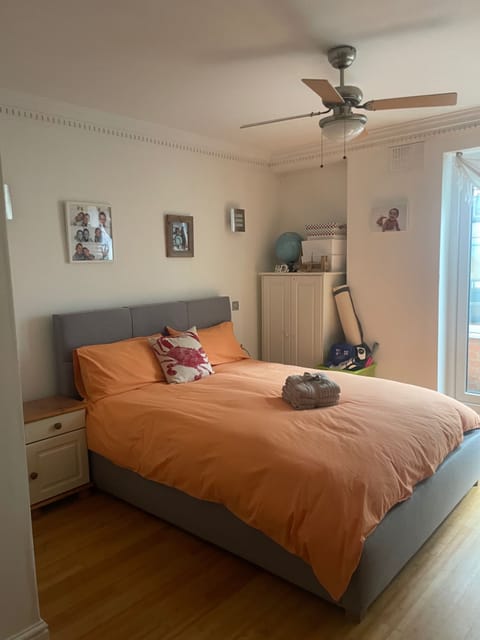 3 bedrooms, iron/ironing board, WiFi (free), bed sheets