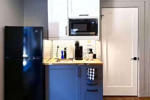 Deluxe Apartment, 2 Bedrooms, Non Smoking, Kitchenette | Private kitchen | Coffee/tea maker, full-size fridge, microwave, electric kettle