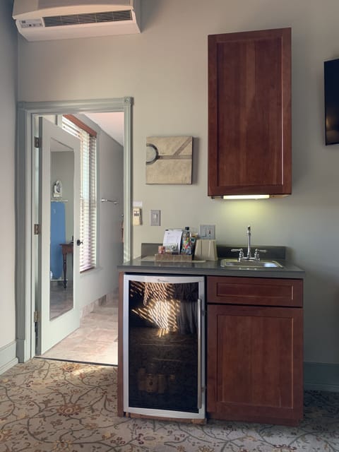 Classic Queen, 1 Queen Bed (Historic) | Private kitchenette | Mini-fridge, microwave