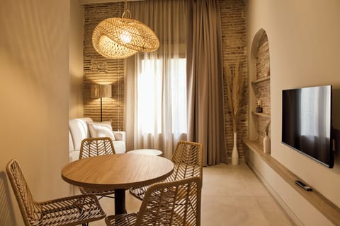 Deluxe Apartment, 1 Double Bed with Sofa bed, Balcony | Dining room