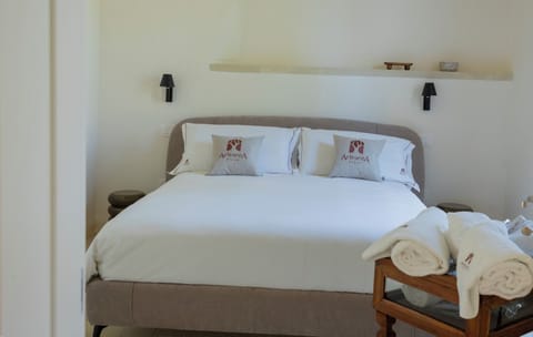 Classic Room, Non Smoking, Garden View | Minibar, in-room safe, blackout drapes, soundproofing