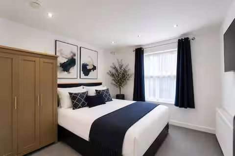 4 bedrooms, iron/ironing board, WiFi (free), bed sheets