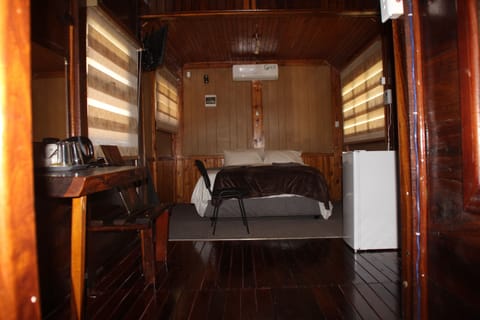 In-room safe, desk, WiFi (free)