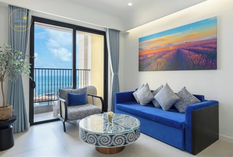Deluxe Apartment, Balcony, Beach View | Living area