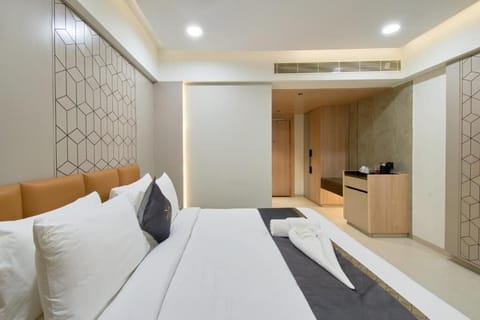 Double Room, 1 King Bed | Premium bedding, pillowtop beds, desk, laptop workspace