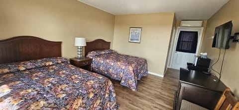 Classic Double Room, 2 Double Beds, Mountain View | WiFi (free)