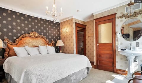 Golden Oak Room | 1 bedroom, premium bedding, iron/ironing board, free WiFi