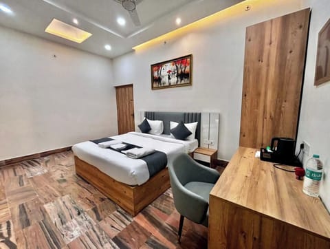 Executive Room | Desk, laptop workspace, iron/ironing board, WiFi (free)