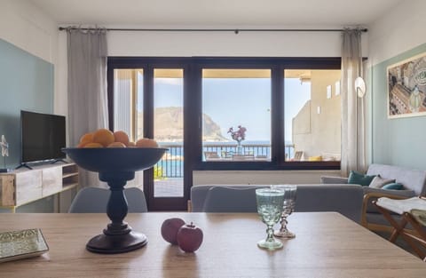 Deluxe Apartment, 2 Bedrooms, Sea View | Living area