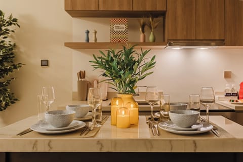 Luxury Apartment, 1 Queen Bed with Sofa bed, Air conditioning, Partial Lake View | Dining