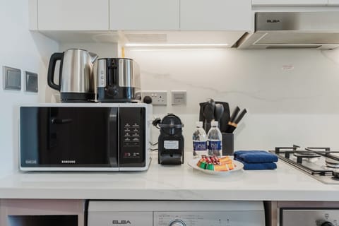 Studio, 1 King Bed, Air conditioning, City View | Private kitchen | Full-size fridge, microwave, oven, stovetop