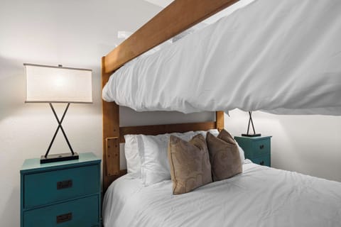 House, Multiple Beds (32 Endline Drive) | 4 bedrooms, individually decorated, individually furnished, bed sheets