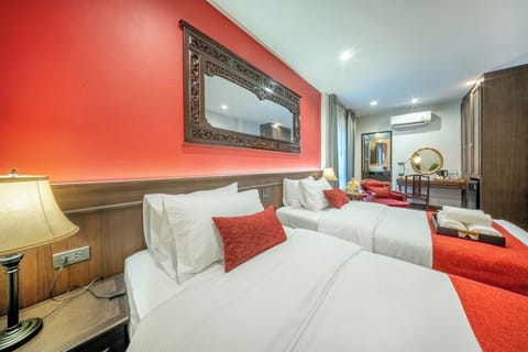 Deluxe Studio, 2 Twin Beds | Desk