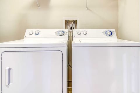 Signature Condo, 2 Bedrooms, Beach View, Beachfront | Laundry