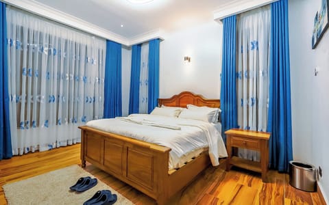 Luxury Villa, Lake View | Iron/ironing board, WiFi (free)