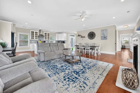 House, 4 Bedrooms | Living area | Smart TV