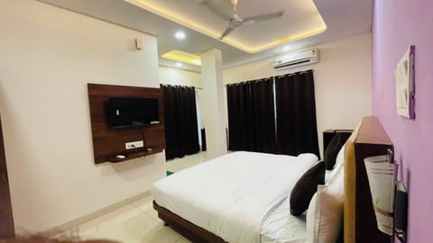 Deluxe Room, City View | Desk, laptop workspace, WiFi (free)