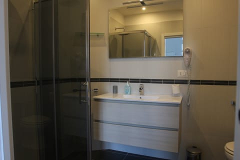 Junior Suite, 1 Double Bed with Sofa bed, Ensuite, Partial Sea View | Bathroom | Shower, free toiletries, hair dryer, slippers