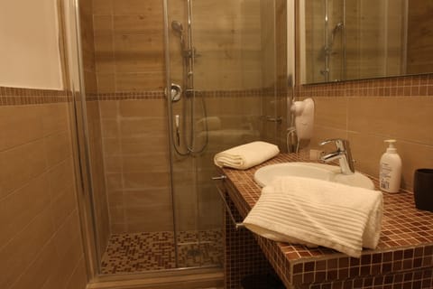 City Triple Room, Balcony | Bathroom | Shower, free toiletries, hair dryer, slippers