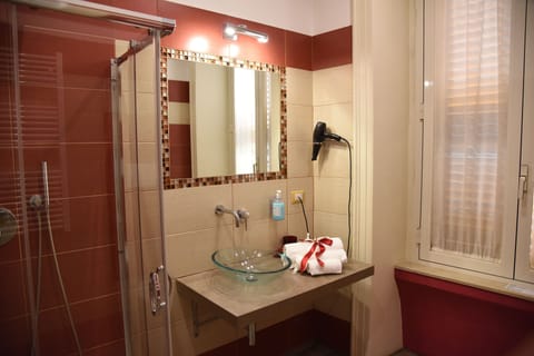 Double Room | Bathroom shower