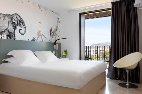 Standard Double Room, Balcony, Sea View | Hypo-allergenic bedding, in-room safe, desk, soundproofing