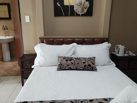Classic Double Room, Garden View | Iron/ironing board (on request), WiFi (free)