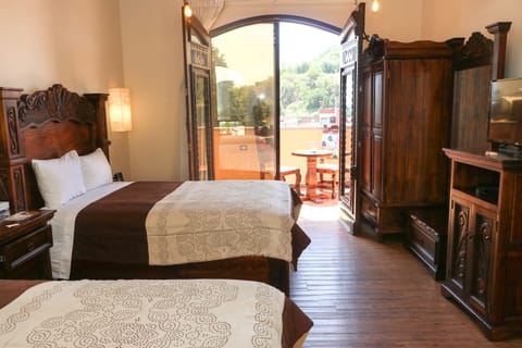 Junior Double Room | Bathroom | Free toiletries, towels, soap, shampoo