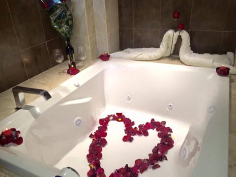 Signature Room (Master Sencilla con Jacuzzi ) | Individually furnished, laptop workspace, free WiFi, bed sheets