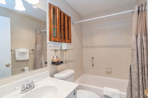 Desk, laptop workspace, free WiFi, bed sheets