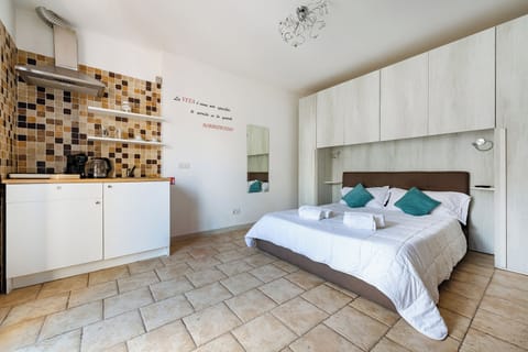 Family Townhome, 3 Bedrooms, Balcony (Helios Home) | Private kitchenette | Coffee/tea maker, electric kettle