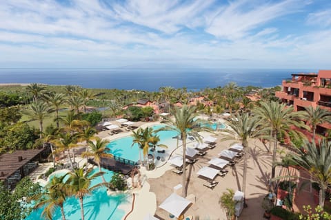 7 outdoor pools, pool umbrellas, sun loungers